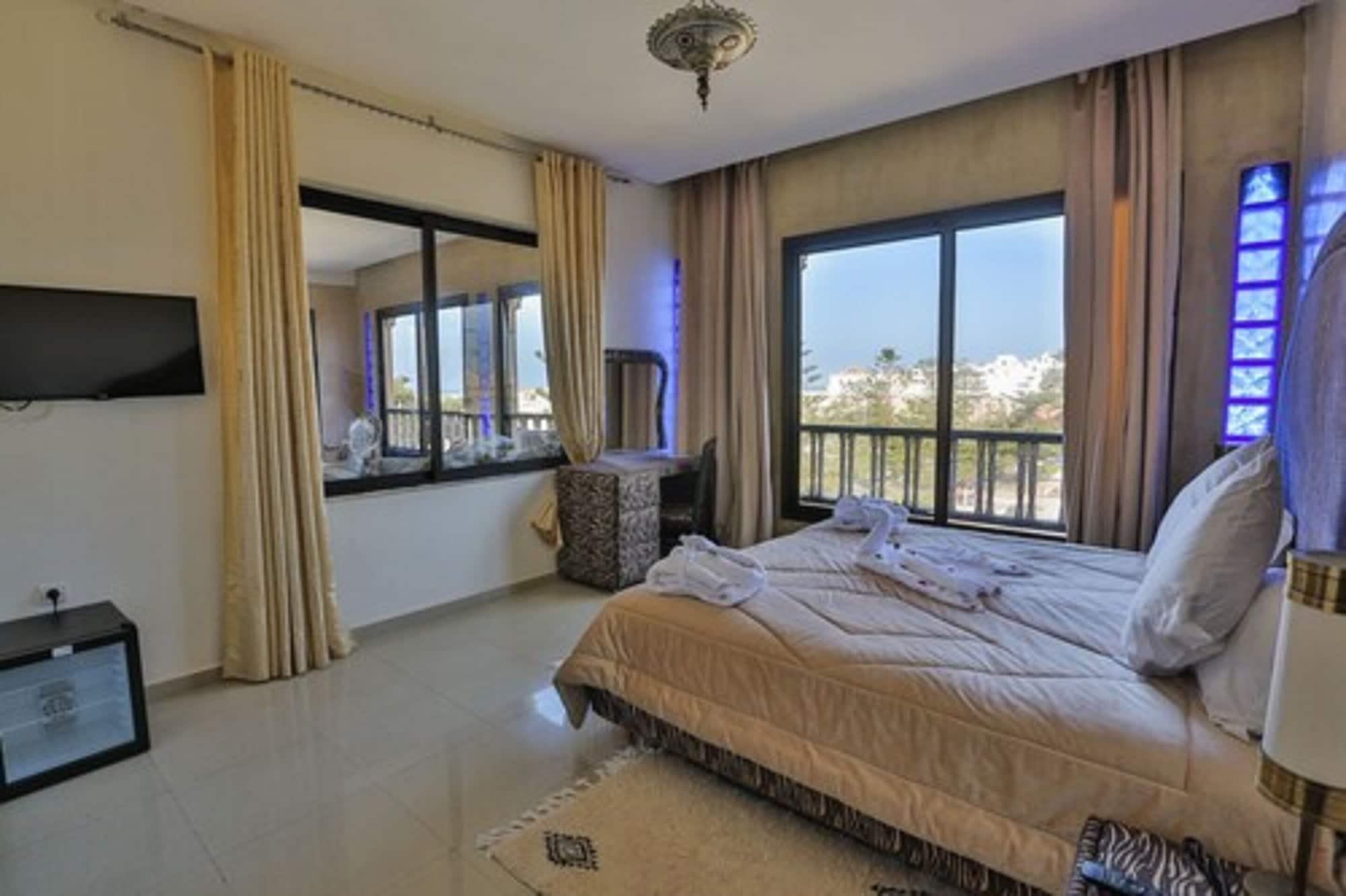 Des Iles Hotel 4*